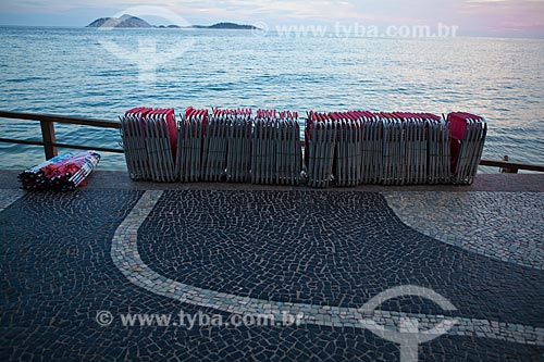  Subject: Beach chairs arranged on the sidewalk of Arpoador / Place: Ipanema neighborhood - Rio de Janeiro city - Rio de Janeiro state (RJ) - Brazil / Date: 04/2011 