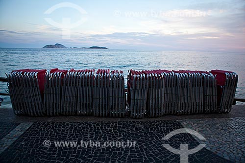  Subject: Beach chairs arranged on the sidewalk of Arpoador / Place: Ipanema neighborhood - Rio de Janeiro city - Rio de Janeiro state (RJ) - Brazil / Date: 04/2011 