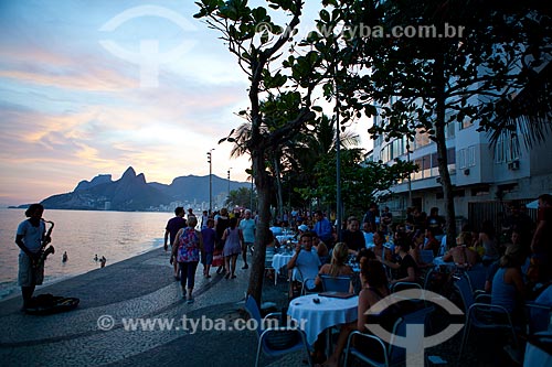  Subject: People on restaurant table on the boardwalk of Arpoador / Place: Ipanema neighborhood - Rio de Janeiro city - Rio de Janeiro state (RJ) - Brazil / Date: 04/2011 