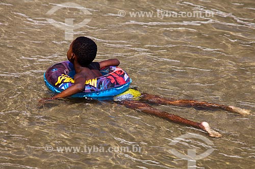  Subject: Child playing with Inflatable Ring in Arpoador beach / Place: Ipanema neighborhood - Rio de Janeiro city - Rio de Janeiro state (RJ) - Brazil / Date: 04/2011 