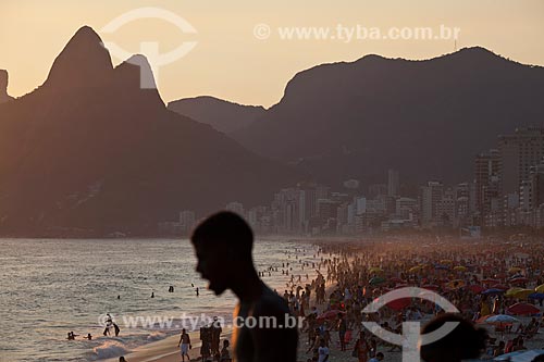  Subject: Ipanema Beach with Two Brothers Mountain in the background / Place: Ipanema neighborhood - Rio de Janeiro city - Rio de Janeiro state (RJ) - Brazil / Date: 02/2011 