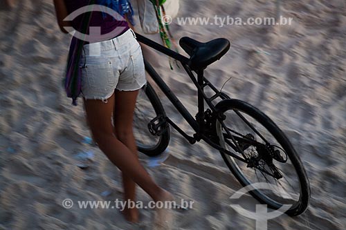  Subject: Woman with bike on the sands of Ipanema Beach / Place: Ipanema neighborhood - Rio de Janeiro city - Rio de Janeiro state (RJ) - Brazil / Date: 02/2011 