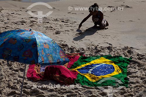  Subject: Child playing in the sand on Ipanema Beach / Place: Ipanema neighborhood - Rio de Janeiro city - Rio de Janeiro state (RJ) - Brazil / Date: 02/2011 