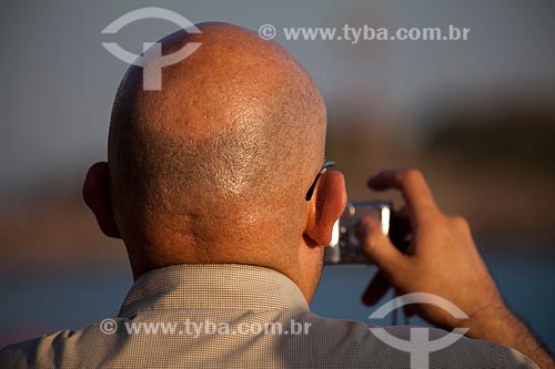  Subject: Tourist with camera / Place: Ipanema neighborhood - Rio de Janeiro city - Rio de Janeiro state (RJ) - Brazil / Date: 02/2011 