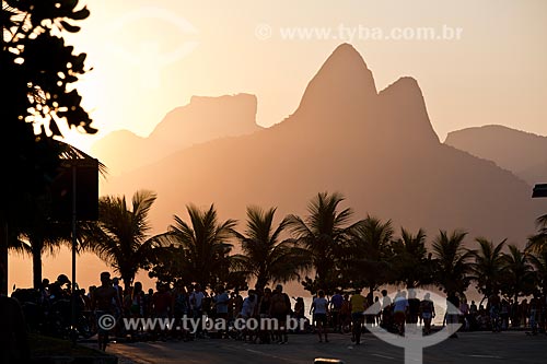  Subject: Sunset on Ipanema beach with Two Brothers Mountain (Morro Dois Irmaos) in the background / Place: Ipanema neighborhood - Rio de Janeiro city - Rio de Janeiro state (RJ) - Brazil / Date: 02/2011 