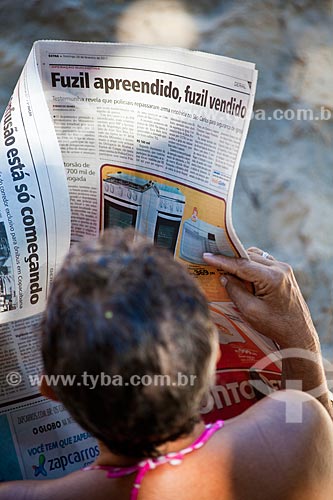  Subject: Woman reading newspapers on the beach / Place: Urca neighborhood - Rio de Janeiro city - Rio de Janeiro state (RJ) - Brazil / Date: 02/2011 