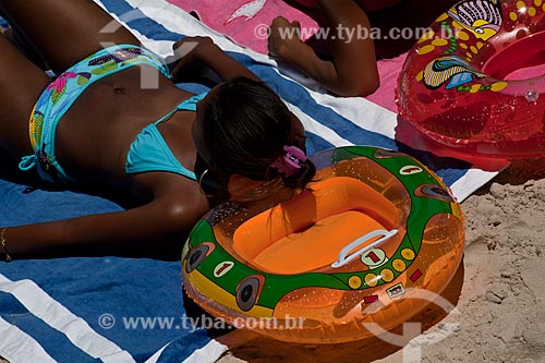  Subject: Bathers on Urca Beach with float / Place: Urca neighborhood - Rio de Janeiro city - Rio de Janeiro state (RJ) - Brazil / Date: 02/2011 