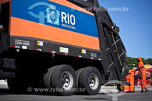 Subject: Garbage collection truck on Copacabana Beach / Place: Copacabana Neighborhood - Rio de Janeiro city - Rio de Janeiro state (RJ) - Brazil / Date: 02/2011 
