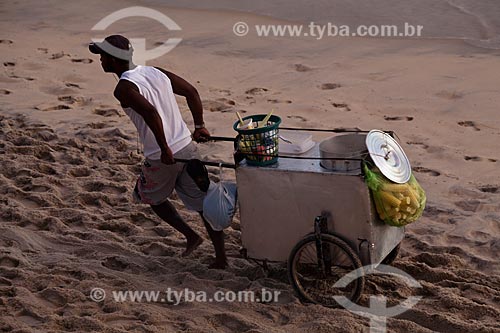  Subject: Street vendor of Green corn on Ipanema Beach / Place: Ipanema neighborhood - Rio de Janeiro city - Rio de Janeiro state (RJ) - Brazil / Date: 02/2011 