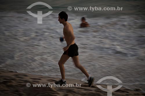  Subject: Man running on Ipanema Beach / Place: Ipanema neighborhood - Rio de Janeiro city - Rio de Janeiro state (RJ) - Brazil / Date: 02/2011 