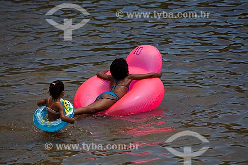  Subject: Child playing with float in Urca Beach / Place: Urca neighborhood - Rio de Janeiro city - Rio de Janeiro state (RJ) - Brazil / Date: 02/2011 