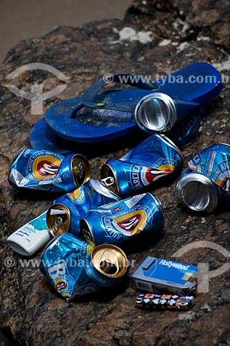  Subject: Beer cans in Urca Beach / Place: Urca neighborhood - Rio de Janeiro city - Rio de Janeiro state (RJ) - Brazil / Date: 02/2011 