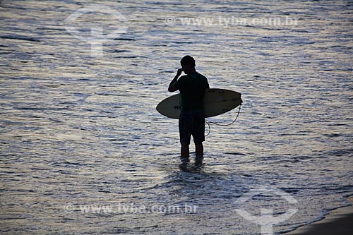  Subject: Surfer in Arpoador Beach / Place: Ipanema neighborhood - Rio de Janeiro city - Rio de Janeiro state (RJ) - Brazil / Date: 02/2011 