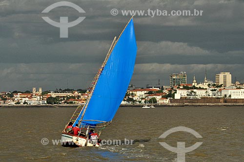  Subject: Boat in the Sao Marcos Bay with Beira Mar Avenue in the background / Place: Sao Luis city - Maranhao state (MA) - Brazil / Date: 07/2011 