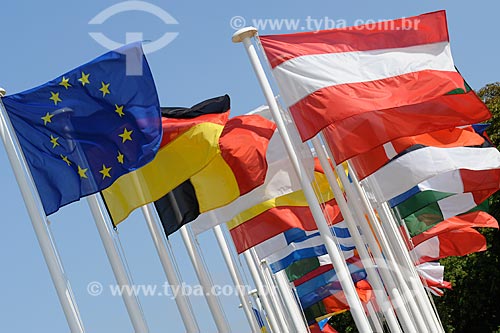  Subject: Flags of the European Union and countries of Europe / Place: Paris city - France - Europe / Date: 08/2008 