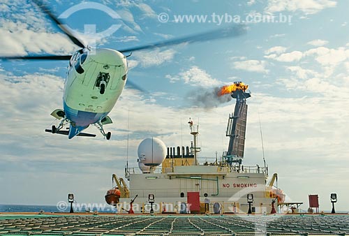  Subject: Helicopter landing on ship tank - Bacia de Campos / Place: Campos dos Goytacazes city - Rio de Janeiro state (RJ) - Brazil / Date: 2001 
