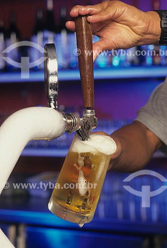  Subject: Clerk taking beer / Place: Rio de Janeiro city - Rio de Janeiro state (RJ) - Brazil / Date: 04/2007 