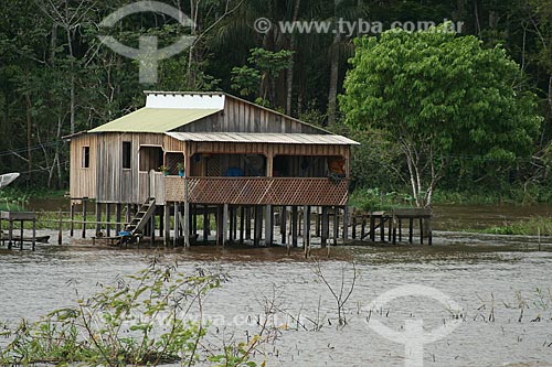  Subject: Houses on stilts on the banks of the Amazon River / Place: Parintins city - Amazonas state (AM) - Brazil / Date: 06/2011 