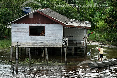  Subject: House on stilts on the banks of the Amazon River / Place: Itacoatiara city - Amazonas state (AM) - Brazil / Date: 06/2011 