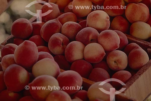  Subject: Box with peaches in the public market / Place: Porto Alegre city - Rio Grande do Sul state (RS) - Brazil / Date: 2006 