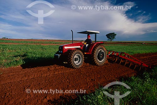  Subject: Tractor plowing / Place: Sao Carlos city - Sao Paulo state (SP) - Brazil / Date: 2008 