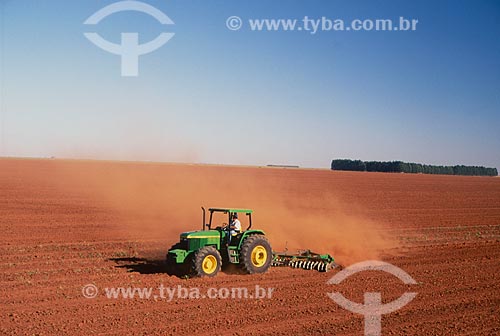  Subject: Tractor plowing / Place: Barreiras city - Bahia state (BA) - Brazil / Date: 2006 