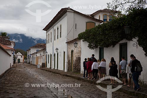  Subject: Tourists walking in the Doctor Samuel Costa street in the background Nossa Senhora do Rosario Church / Place: Paraty city - Rio de Janeiro state (RJ) - Brazil / Date: 07/2011 