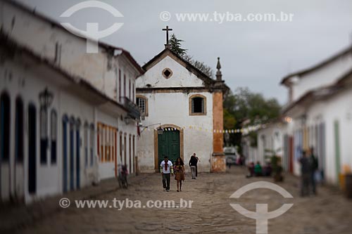 Subject: Tourists walking in the Doctor Samuel Costa street in the background Nossa Senhora do Rosario Church / Place: Paraty city - Rio de Janeiro state (RJ) - Brazil / Date: 07/2011 