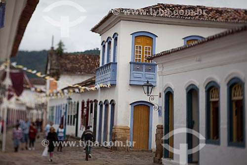  Subject: Tourists walking by a street with the paving known as pe de moleque surrounded by the colonial houses / Place: Paraty city - Rio de Janeiro state (RJ) - Brazil / Date: 07/2011 
