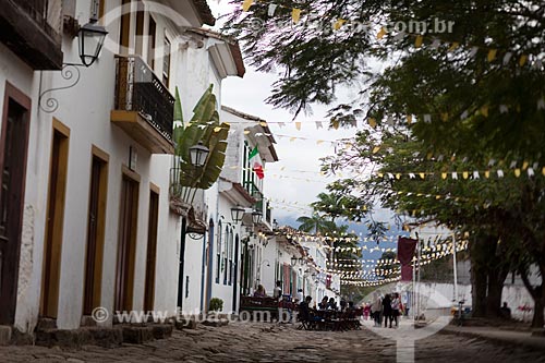  Subject: Street with the paving known as pe de moleque  surrounded by the colonial houses / Place: Paraty city - Rio de Janeiro state (RJ) - Brazil / Date: 07/2011 