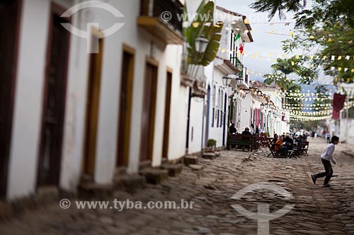  Subject: Street with the paving known as pe de moleque surrounded by the colonial houses / Place: Paraty city - Rio de Janeiro state (RJ) - Brazil / Date: 07/2011 