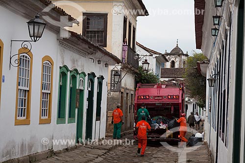  Subject: Truck picking up trash in the street of Paraty / Place: Paraty city - Rio de Janeiro state (RJ) - Brazil / Date: 07/2011 