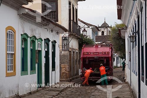  Subject: Truck picking up trash in the street of Paraty / Place: Paraty city - Rio de Janeiro state (RJ) - Brazil / Date: 07/2011 