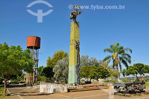  Subject: View of the Monument to Ferroviario and the water tank of the former RFFSA in the Gare Park / Place: Passo Fundo city - Rio Grande do Sul state (RS) - Brazil / Date: 03/2011 