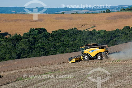  Subject: Mechanized harvesting of soybean / Place: Lagoa Vermelha city - Rio Grande do Sul state (RS) - Brazil / Date: 04/2011 