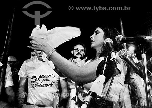  Subject: Fafa de Belem release a pigeon in tribute to Teotonio Villela at the Comicio das Diretas in front of Nossa Senhora da Candelaria Church / Place: Rio de Janeiro city - Rio de Janeiro state (RJ) - Brazil / Date: 04/1984 