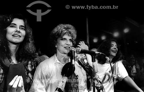  Subject: Maite Proença with Tonia Carrero and Maria Claudia at the Comicio das Diretas in front of Nossa Senhora da Candelaria Church / Place: Rio de Janeiro city - Rio de Janeiro state (RJ) - Brazil / Date: 04/1984 