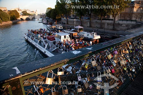  Subject: Pont des Arts - The padlocks are placed by tourist couples, that swearing eternal love play the key into the river and the padlock is closed forever / Place: Paris city - France - Europe / Date: 08/2011 