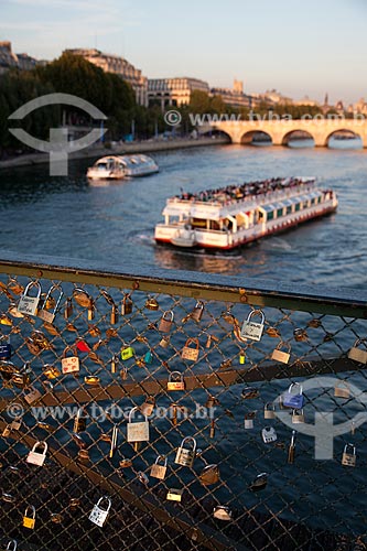  Subject: Pont des Arts - The padlocks are placed by tourist couples that swearing eternal love play the key into the river and the padlock is closed forever / Place: Paris city - France - Europe / Date: 08/2011 