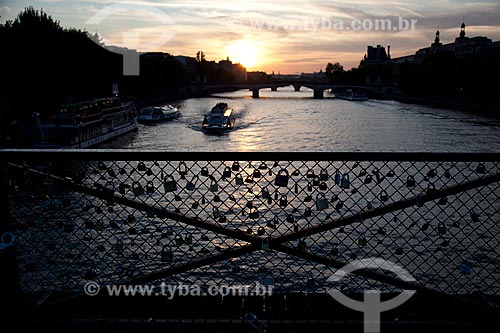  Subject: Pont des Arts - The padlocks are placed by tourist couples that swearing eternal love play the key into the river and the padlock is closed forever / Place: Paris city - France - Europe / Date: 08/2011 