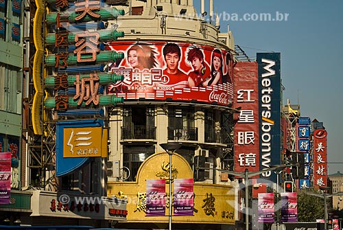  Subject: View of Nanjing Road - commercial zone / Place: Shanghai - China - Asia / Date: 11/2006 