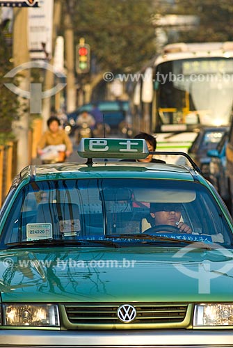  Subject: View of a taxi in busy street / Place: Shanghai - China - Asia / Date: 11/2006 
