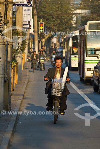  Subject: Transit of motorcycles and bikes / Place: Shanghai - China - Asia / Date: 11/2006 