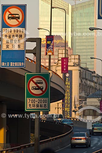  Subject: Traffic signs / Place: Shanghai - China - Asia / Date: 11/2006 
