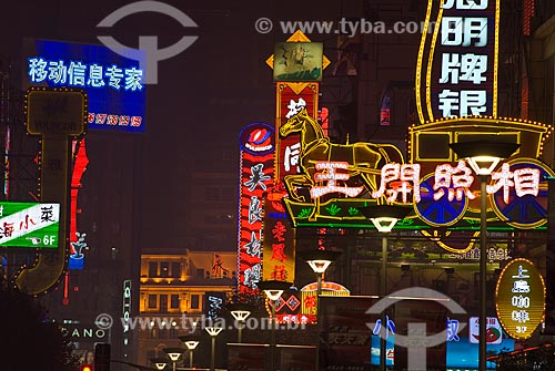  Subject: View of illumination of neon on Nanjing Road / Place: Shanghai - China - Asia / Date: 11/2006 