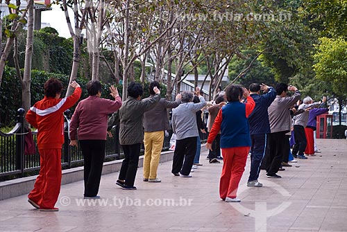  Subject: People practicing exercises of Tai Chi  / Place: Shanghai - China - Asia / Date: 11/2006 