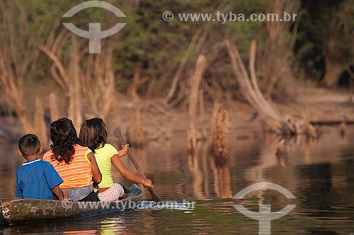  Subject: Family of Indians Satere-Mawe in a canoe on Andira River  / Place: Parintins city - Amazonas state (AM) - Brazil / Date: 11/2008 