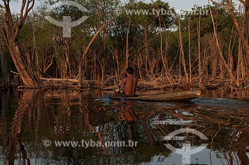  Subject: Indian Satere-Mawe in a canoe on Andira River  / Place: Parintins city - Amazonas state (AM) - Brazil / Date: 11/2008 