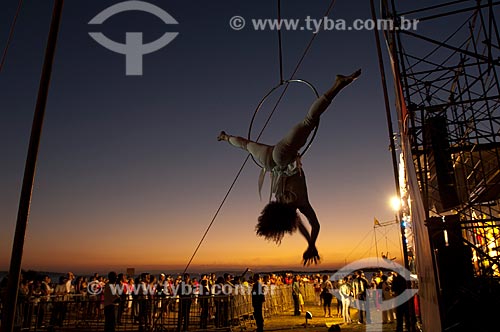  Subject: Trapeze artist on New Years Eve Party at the Gasometer plant / Place: Porto Alegre city - Rio Grande do Sul state (RS) - Brazil / Date: 12/2006 