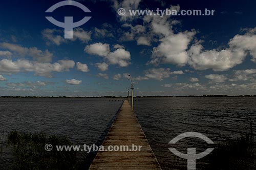  Subject: Pier in the Patos Lagoon / Place: Rio Grande city - Rio Grande do Sul state (RS) - Brazil / Date: 12/2009 